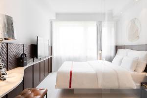 Postel nebo postele na pokoji v ubytování Ruby Claire Hotel Geneva