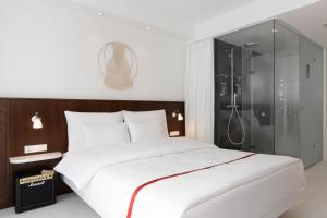 Postel nebo postele na pokoji v ubytování Ruby Claire Hotel Geneva