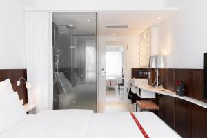 Postel nebo postele na pokoji v ubytování Ruby Claire Hotel Geneva