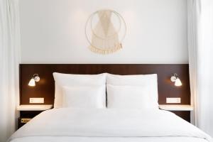 Postel nebo postele na pokoji v ubytování Ruby Claire Hotel Geneva