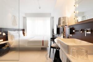 Postel nebo postele na pokoji v ubytování Ruby Claire Hotel Geneva
