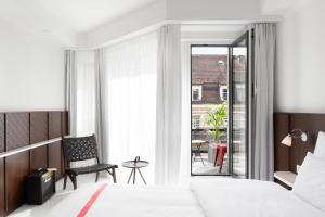 Postel nebo postele na pokoji v ubytování Ruby Claire Hotel Geneva