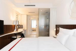 Postel nebo postele na pokoji v ubytování Ruby Claire Hotel Geneva