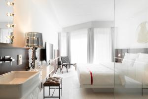 Postel nebo postele na pokoji v ubytování Ruby Claire Hotel Geneva