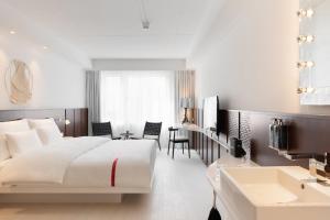 Postel nebo postele na pokoji v ubytování Ruby Claire Hotel Geneva