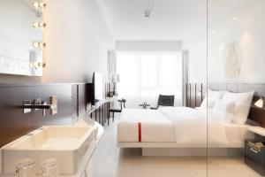 Postel nebo postele na pokoji v ubytování Ruby Claire Hotel Geneva