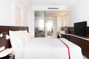 Postel nebo postele na pokoji v ubytování Ruby Claire Hotel Geneva