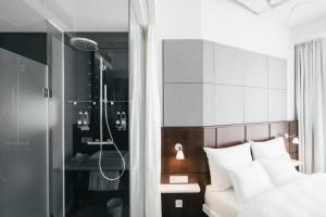 Postel nebo postele na pokoji v ubytování Ruby Lilly Hotel Munich