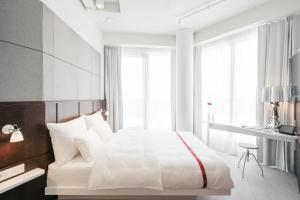 Postel nebo postele na pokoji v ubytování Ruby Lilly Hotel Munich