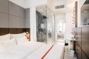 Postel nebo postele na pokoji v ubytování Ruby Lilly Hotel Munich