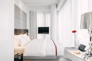 TV a/nebo společenská místnost v ubytování Ruby Lilly Hotel Munich
