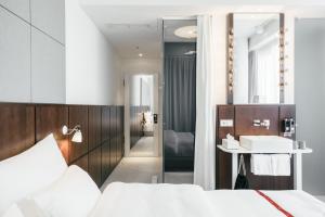 Postel nebo postele na pokoji v ubytování Ruby Lilly Hotel Munich