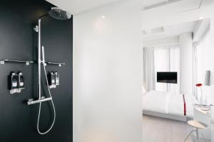 TV a/nebo společenská místnost v ubytování Ruby Lilly Hotel Munich