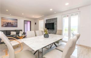 a dining room with a table and chairs at Lovely Home In Stankovci With Wifi in Stankovci