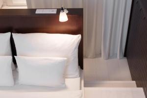 Postel nebo postele na pokoji v ubytování Ruby Lilly Hotel Munich