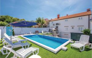 Bazén v ubytovaní Cozy Apartment In Crikvenica With Wifi alebo v jeho blízkosti
