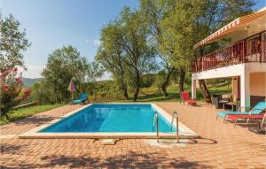 Bazén v ubytování Holiday Home Vojnic Sinjski 11 nebo v jeho okolí