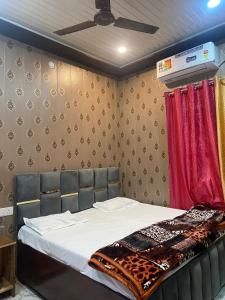 Voodi või voodid majutusasutuse Bajrangbali guest house toas