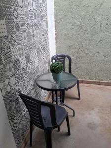 a table and chairs with a potted plant on it at Departamento Rivadavia Sur in San Luis