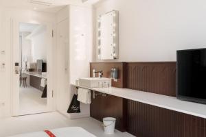 Televiisor ja/või meelelahutuskeskus majutusasutuses Ruby Hanna Hotel Stuttgart
