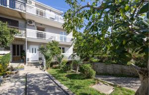 ロクヴァ・ロゴズニツァにあるApartment Vojskovo Iの庭園を正面に望むアパートメントビル