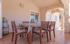 Patio alebo iná vonkajšia časť ubytovania Three-Bedroom Holiday Home Betiga With A Fireplace 02