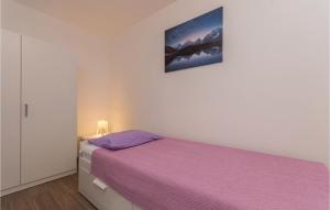 Łóżko lub łóżka w pokoju w obiekcie Holiday Home Bibinjskih Mlikaric Bb Iv