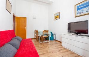 TV a/nebo společenská místnost v ubytování Nice Apartment In Pinezici With Wifi