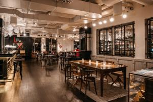 Un restaurante con mesas y sillas en una habitación. en Ruby Lissi Hotel Vienna, en Viena
