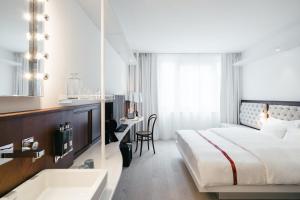 Un dormitorio con una cama, un lavabo y una bañera. en Ruby Lissi Hotel Vienna, en Viena