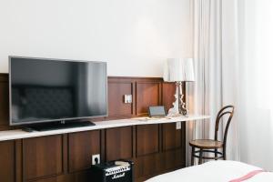 Una televisión o centro de entretenimiento en Ruby Lissi Hotel Vienna
