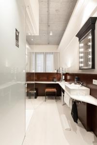 フランクフルト・アム・マインにあるRuby Louise Hotel Frankfurtのバスルーム(シンク、シャワー付)