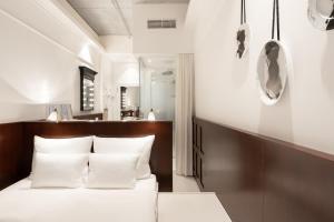 Cama ou camas em um quarto em Ruby Louise Hotel Frankfurt