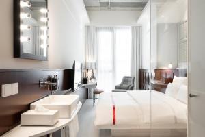 Cama ou camas em um quarto em Ruby Louise Hotel Frankfurt