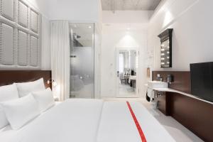 Cama ou camas em um quarto em Ruby Louise Hotel Frankfurt