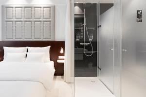 Cama ou camas em um quarto em Ruby Louise Hotel Frankfurt
