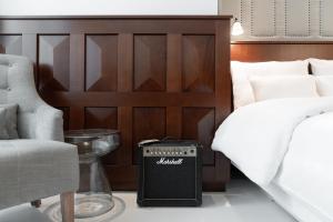 Cama ou camas em um quarto em Ruby Louise Hotel Frankfurt