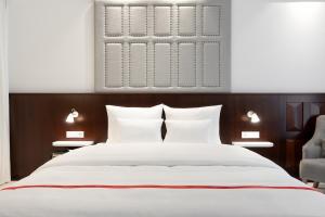 Cama ou camas em um quarto em Ruby Louise Hotel Frankfurt