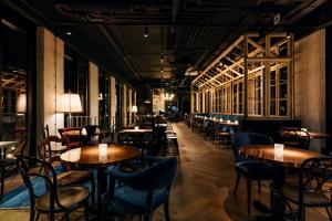 フランクフルト・アム・マインにあるRuby Louise Hotel Frankfurtのテーブルと椅子が備わるレストラン +35枚の写真