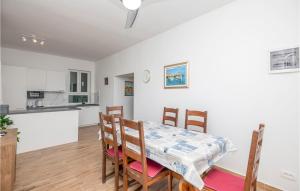 Kuchyň nebo kuchyňský kout v ubytování Nice Apartment In Podaca With Wi-Fi