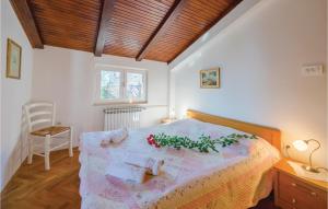 Ένα ή περισσότερα κρεβάτια σε δωμάτιο στο Cozy Home In Pobri With House Sea View