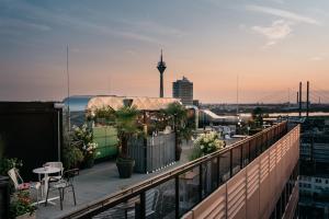 デュッセルドルフにあるRuby Luna Hotel Dusseldorfの市街の景色を望むバルコニー