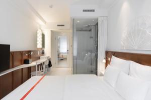 Ein Bett oder Betten in einem Zimmer der Unterkunft Ruby Mimi Hotel Zurich