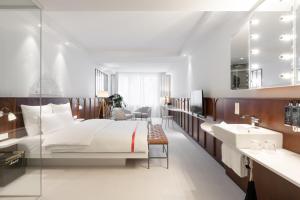 Ein Bett oder Betten in einem Zimmer der Unterkunft Ruby Mimi Hotel Zurich
