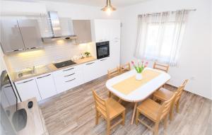Kuchyňa alebo kuchynka v ubytovaní Stunning Home In Dicmo With Kitchen