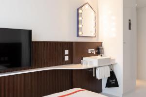 Televiisor ja/või meelelahutuskeskus majutusasutuses Ruby Zoe Hotel London
