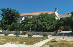 Zahrada ubytování Lovely Apartment In Kustici With Wifi