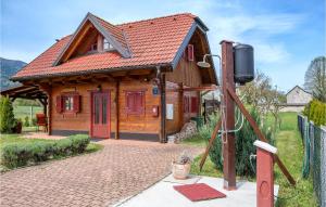 ein kleines Holzhaus mit rotem Dach in der Unterkunft Gorgeous Home In Licko Lesce in Ličko Lešće