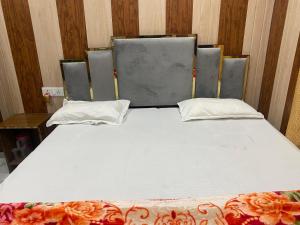 Voodi või voodid majutusasutuse Bajrangbali guest house toas