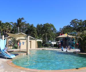 ein großer Swimmingpool mit Menschen, die darin spielen in der Unterkunft Jervis Bay Holiday Park in Huskisson